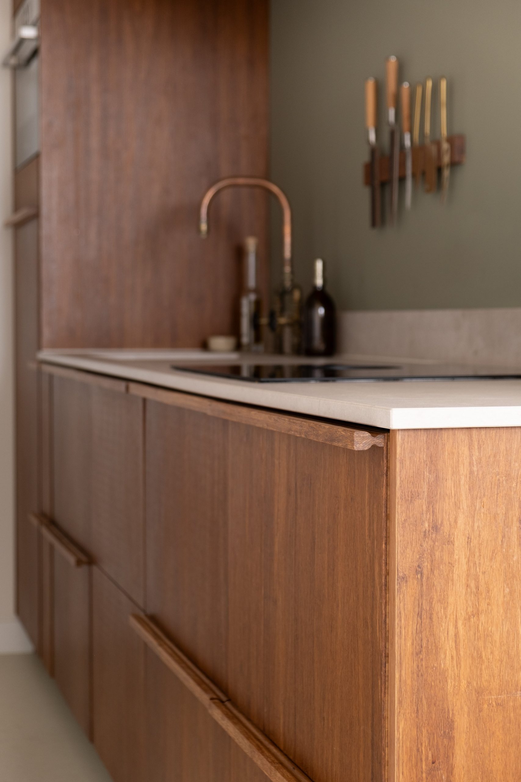 Noten houten keuken met messing details - Robert Tediek